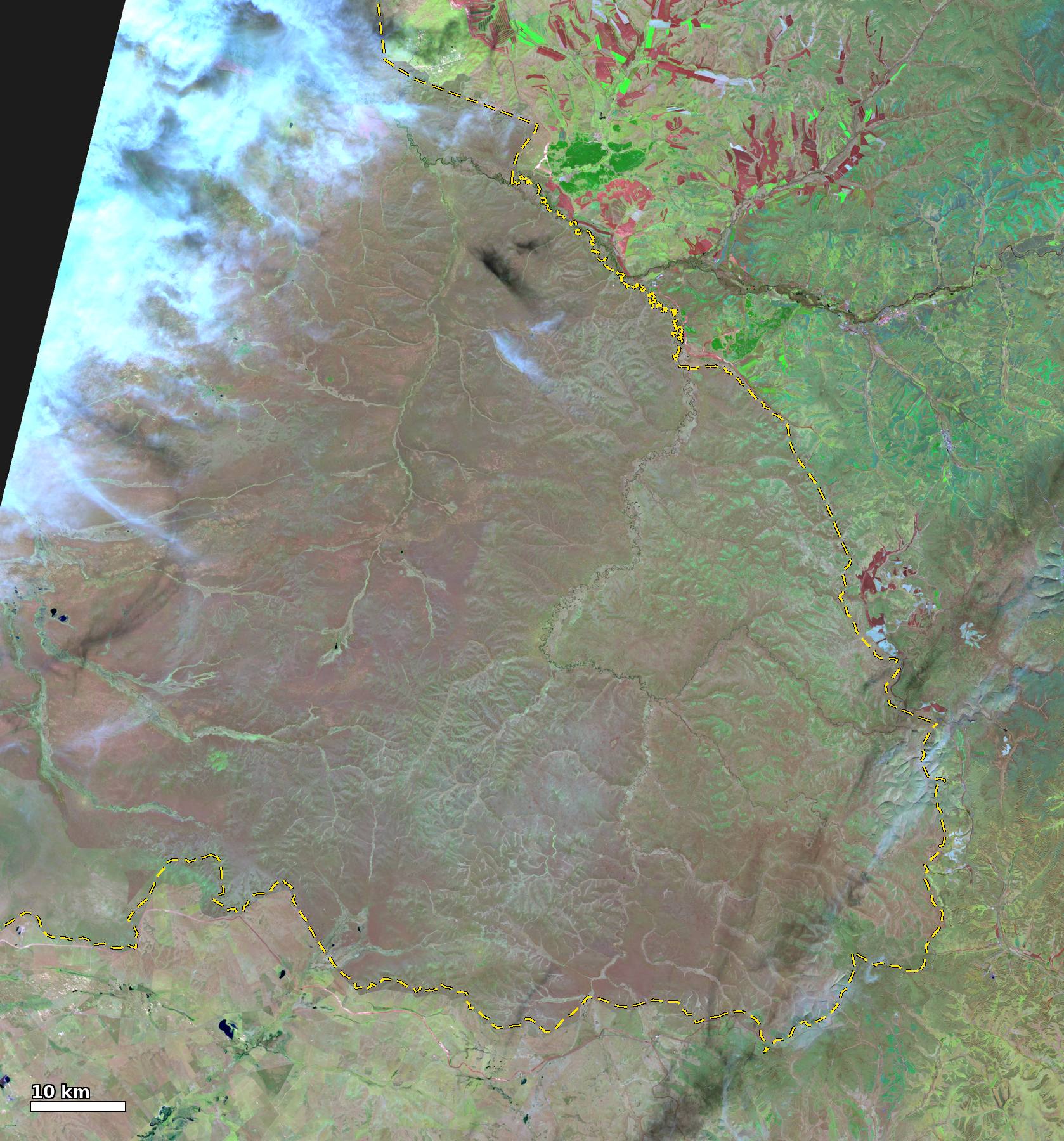 Sentinel-2 богино долгионы хэт улаан туяаны түймрээс өмнөх ба түймрийн үеийн харьцуулалт — Түймрээс өмнө 10-05 Sentinel-2C SWIR