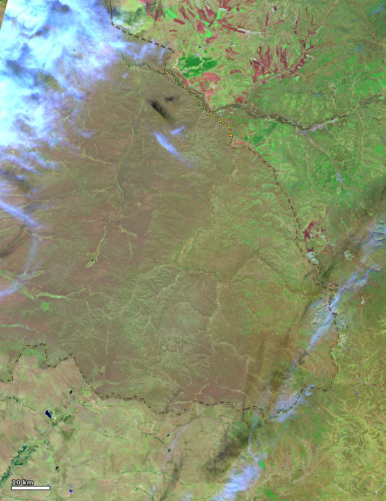 Түймрийн талбайн бүх хүрээний Sentinel-2 богино долгионы хэт улаан туяаны түймрээс өмнөх ба хойших харьцуулалт — Түймрээс өмнө 10-05 Sentinel-2C SWIR