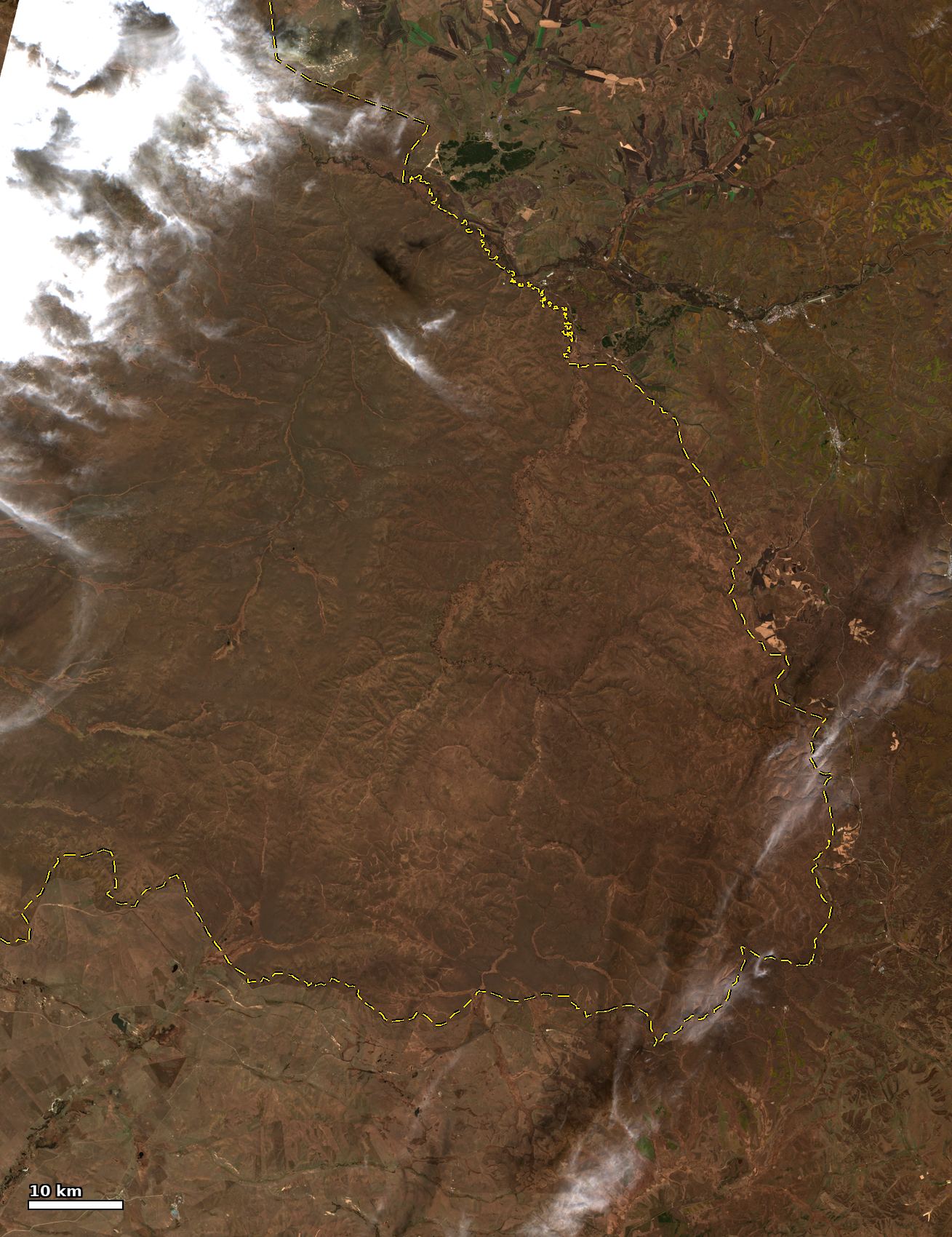 Түймрийн талбайн бүх хүрээний Sentinel-2 бодит өнгөний түймрээс өмнөх ба хойших харьцуулалт — Түймрээс өмнө 10-05 Sentinel-2C бодит өнгө