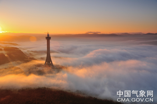 云海中的新一代天气雷达塔。葛军 摄影 。图片来源: 中国气象网