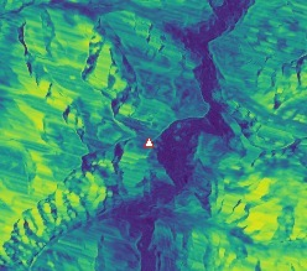 跨事件像素偏移的互相关峰值,色标 viridis,0–1:暗色为前后影像纹理无法匹配的失相干区。一条连续的低相关走廊沿水系自山体向北纵贯全窗并向南延伸;窗口内 23% 的面积相关峰值低于 0.2。原始分辨率 80 m/px,图为 4 倍最近邻放大。